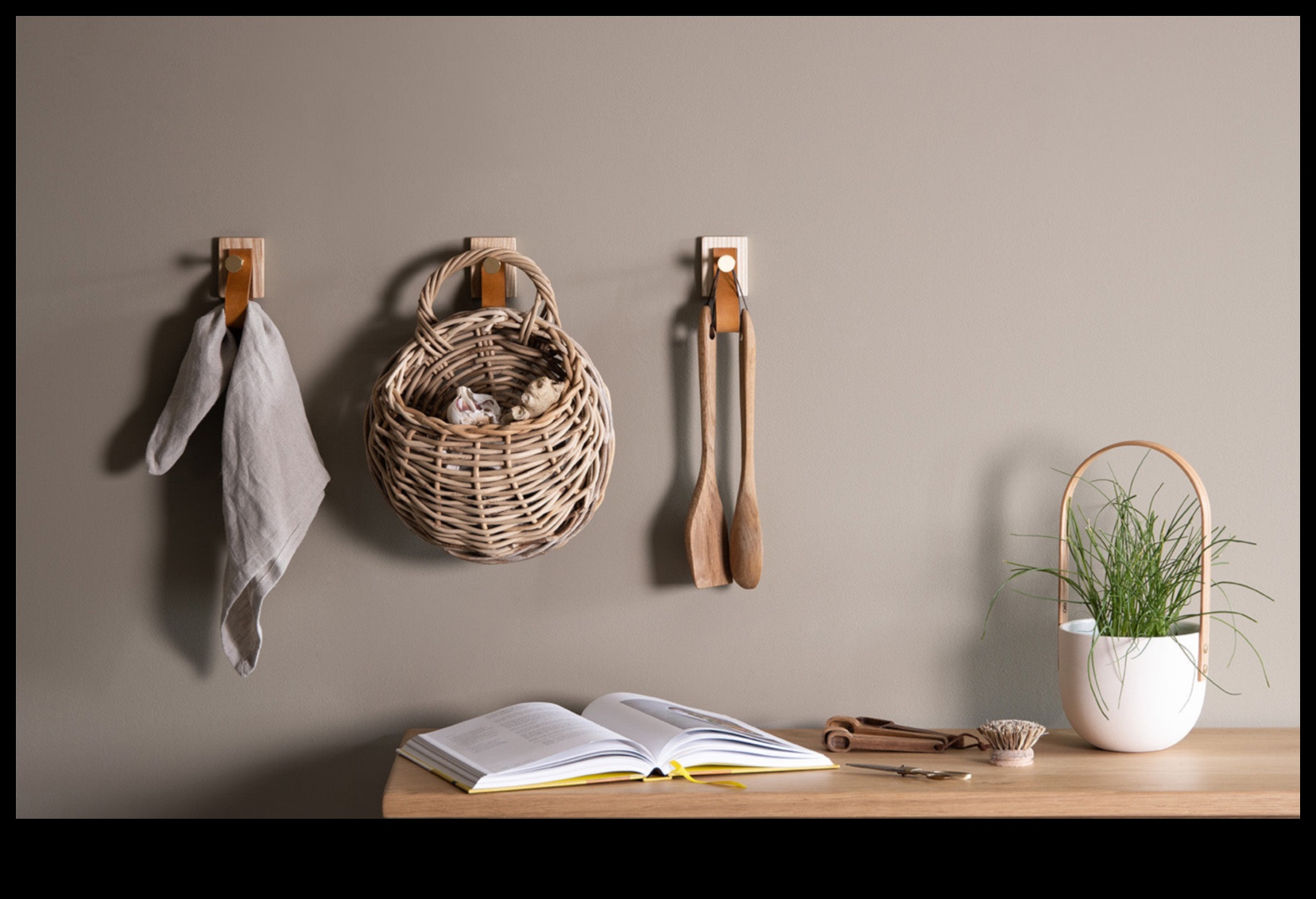 Miniature Marvels: אומנות באמנות מינימליסטית עדינה