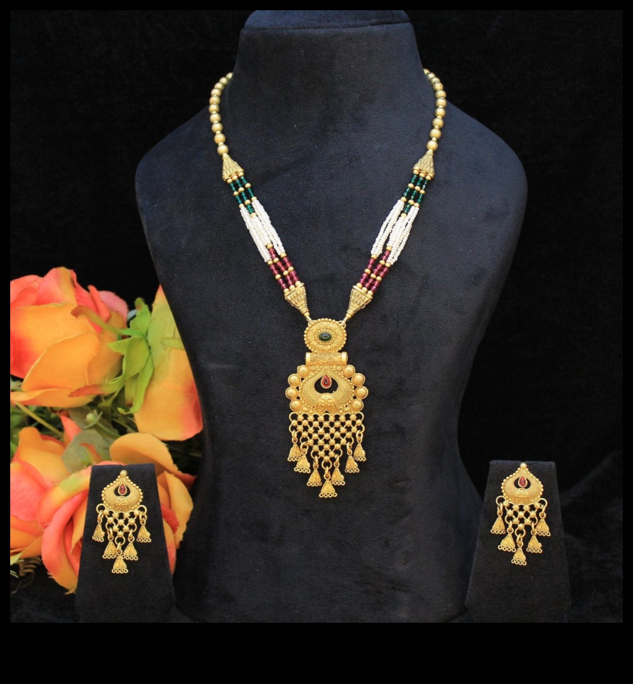 פיתוי אינסופי: גלה את הכוח של עיצובי השרשרת המרתקים שלנו