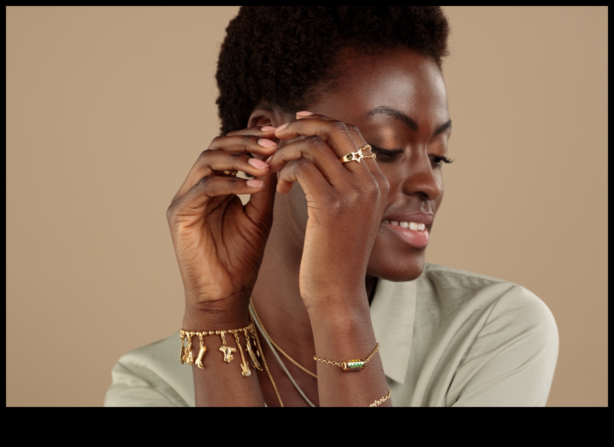 קסם את המראה שלך: צמידים חיוניים לסמל המודרני