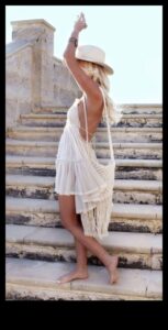 בגדי חוף בוהו: תלבושות קיץ חופשיות לנשמות בוהמיות