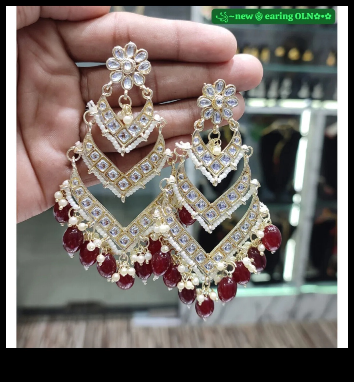 חן נוצץ: מעוטר בזוהר זהב טהור