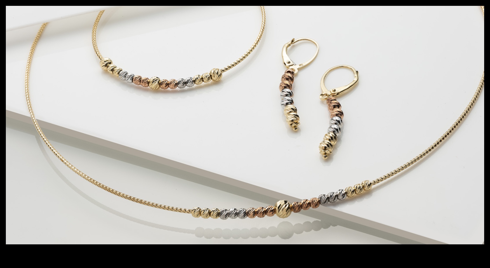 פיתוי קורן: חשיפת היופי של תכשיטי זהב