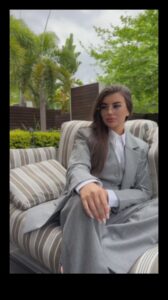 כריזמה שיקית: משדרת אלגנטיות מגנטית דרך הסגנון שלך